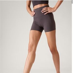 Athleta salutation stash short size small 5”